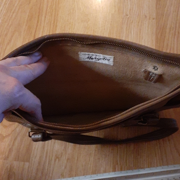 Cute brown hand bag 🥨 - Picture 5 of 7